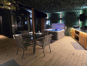 Outdoor dining - Rural Romantic Cabin-Hot Tub & Outdoor Kitchen (Moira)