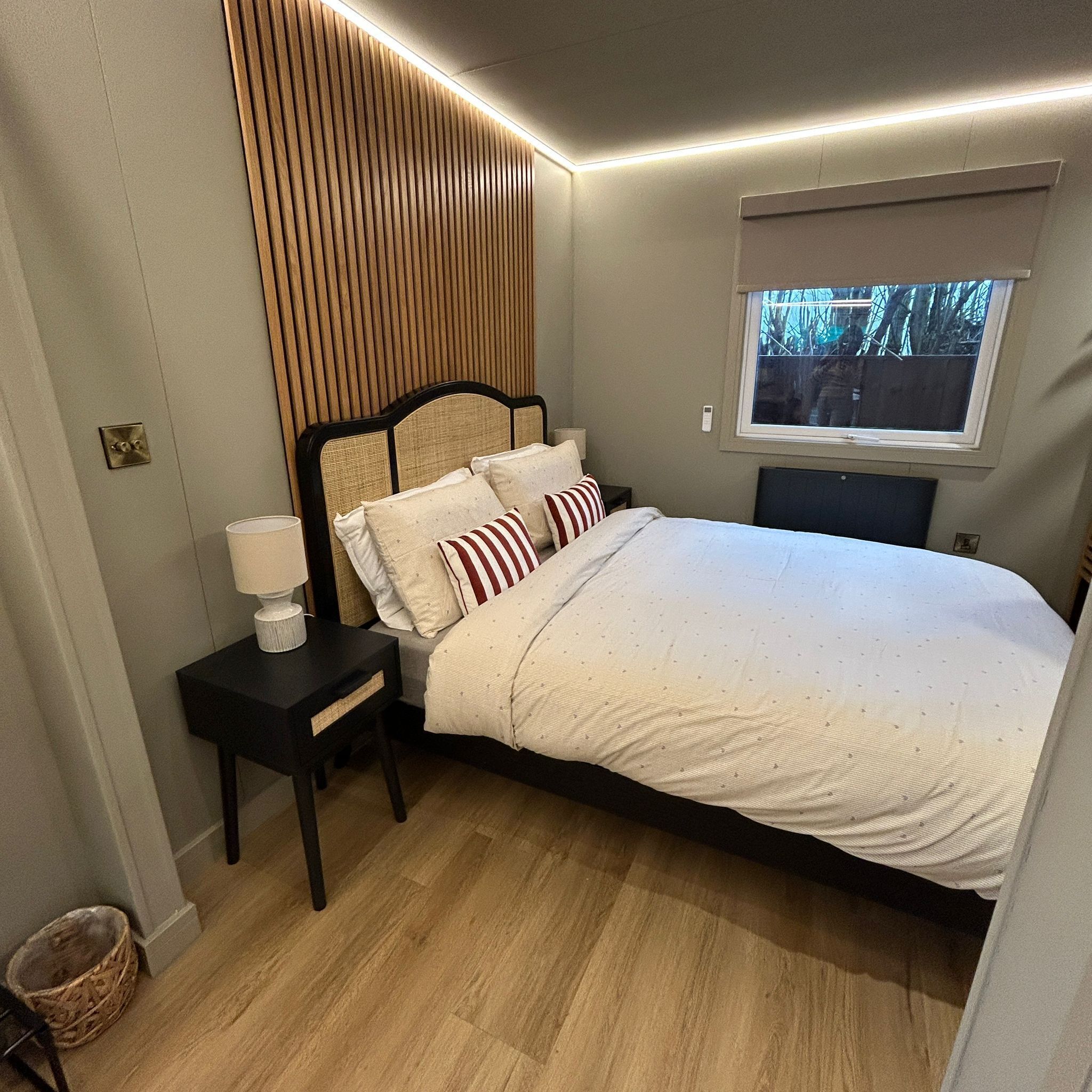 Silitysrauta/-lauta, ilmainen Wi-Fi, vuodevaatteet