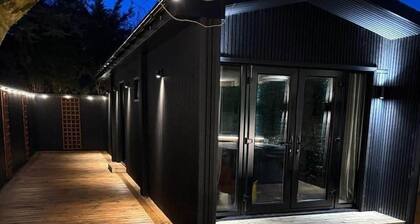 Rural Romantic Cabin-Hot Tub & Outdoor Kitchen
