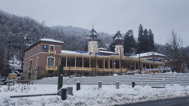 A building with multiple floors, a balcony, and a snow-covered roof. - Ax-les-Thermes, cosy studio 4 pers and balcony : ski, hiking, thermal baths | All on foot (Savignac-les-Ormeaux)