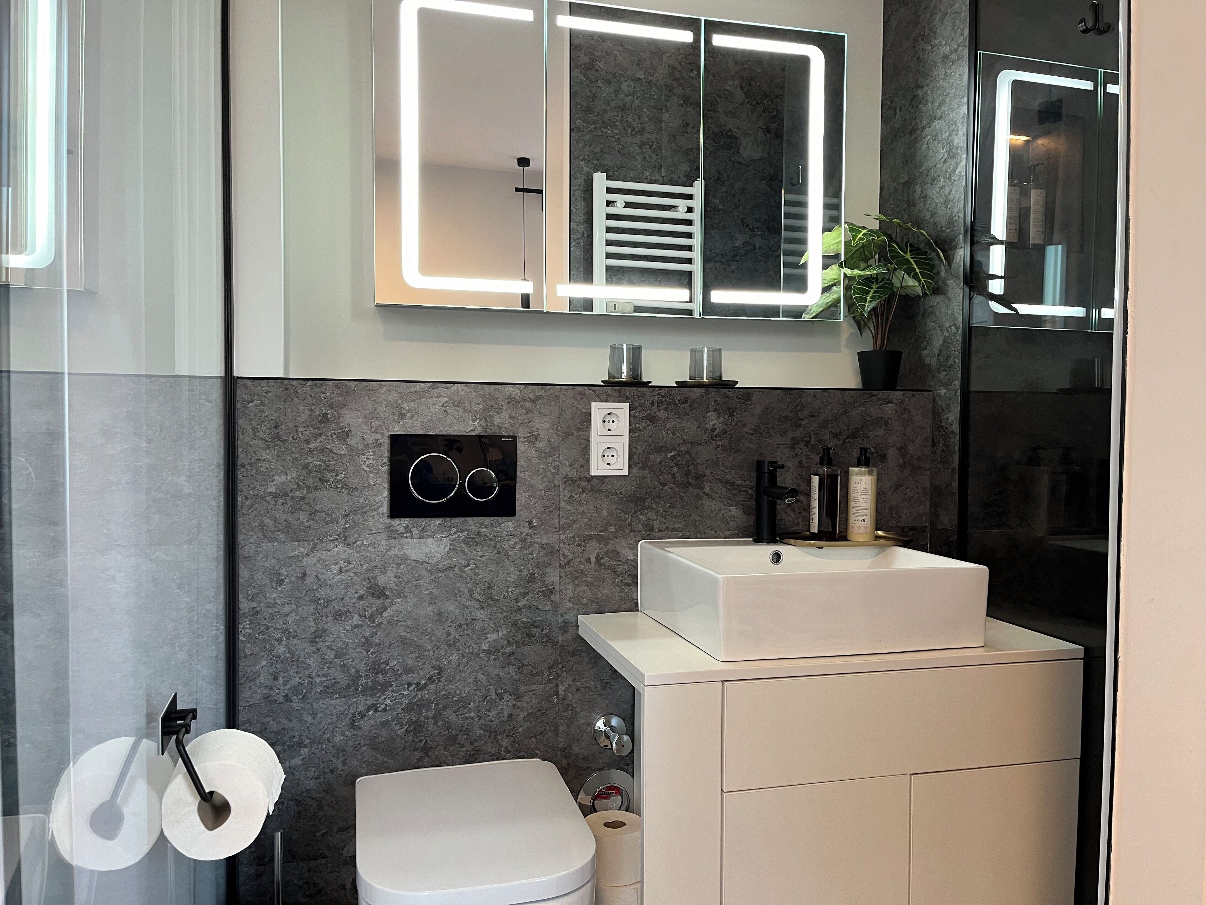 Douche, sèche-cheveux, serviettes fournies, savon