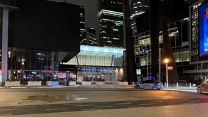 En moderne bygning med en glasfacade og en stor indgang.