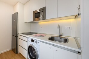 Fridge, microwave, cookware/dishes/utensils - (FOV160IIA) 1 bedroom apartment in Chamartín, Madrid (Madrid)