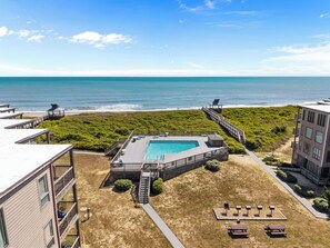 Ein Strandgrundstück mit Swimmingpool, einer Sonnenterrasse und Blick auf den Ozean.