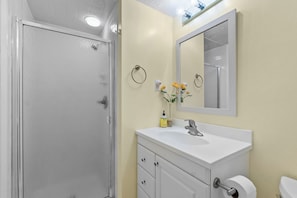 Shower, hair dryer, towels - East of the Sun at Colony by the Sea Great Ocean View (Duck)