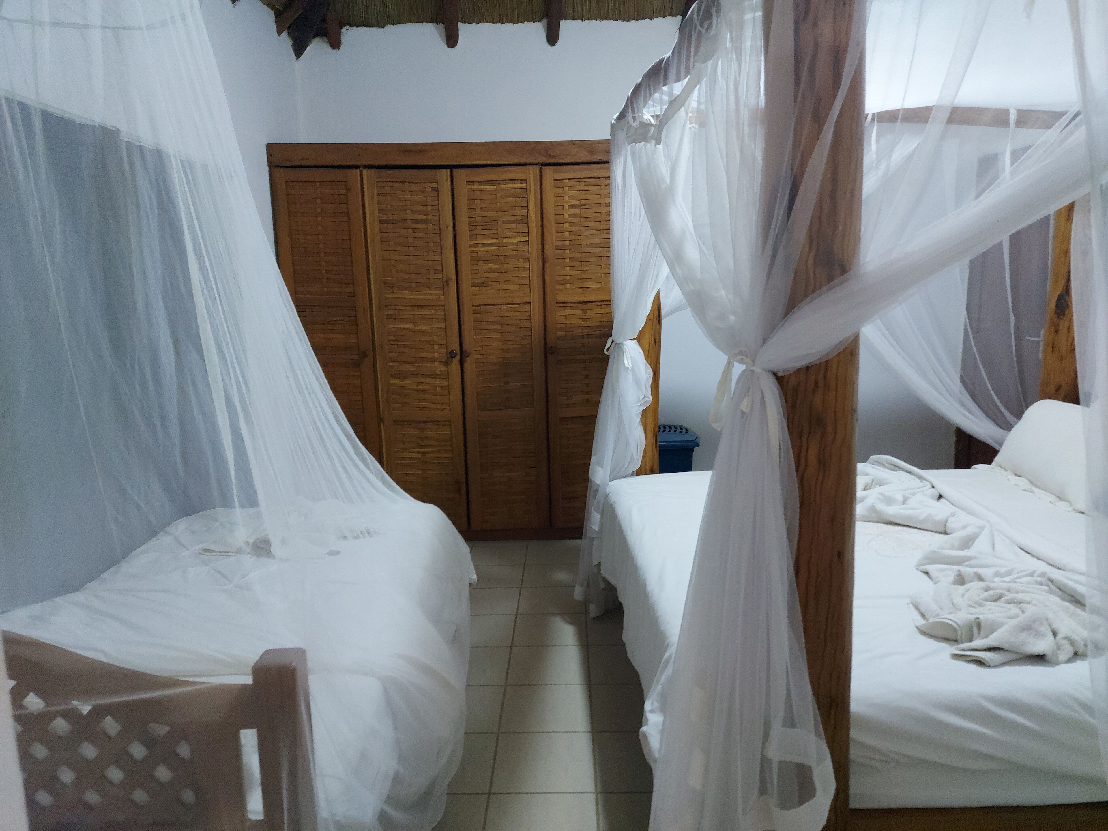 Nhà gỗ tiện nghi đơn giản, quang cảnh hồ bơi | Két bảo mật tại phòng, có lối đi dành cho xe lăn 