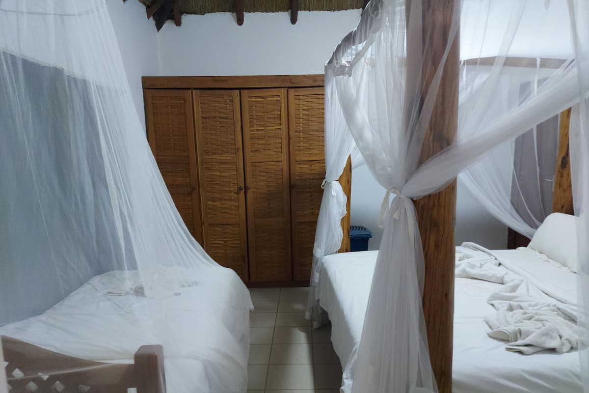 Nhà gỗ tiện nghi đơn giản, quang cảnh hồ bơi | Két bảo mật tại phòng, có lối đi dành cho xe lăn