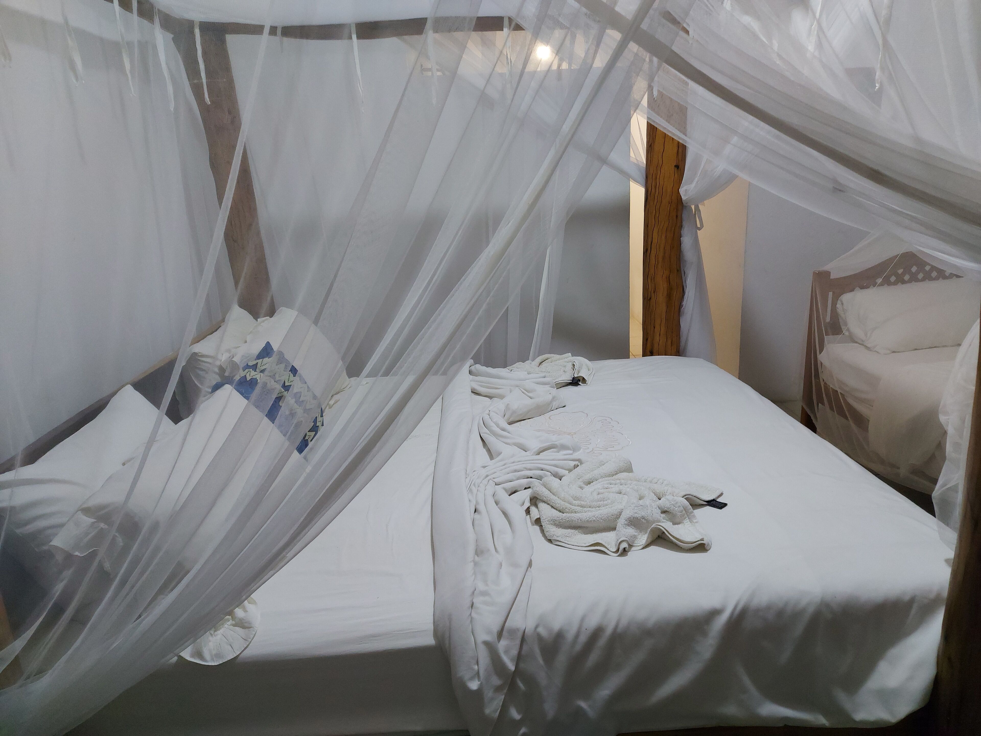 Nhà gỗ tiện nghi đơn giản, quang cảnh hồ bơi