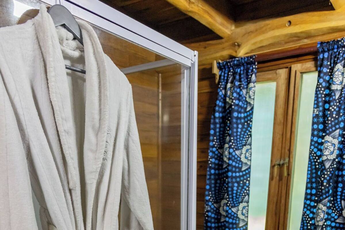 Comfort Chalet, Patio, Garden View | Bilik Mandi | Pancuran mandi, tuala disediakan, sabun, tisu tandas