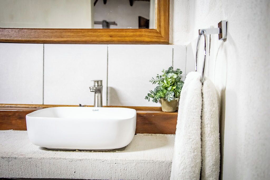 Comfort cottage, uitzicht op zwembad | Badkamer | Een douche, handdoeken, zeep, toiletpapier