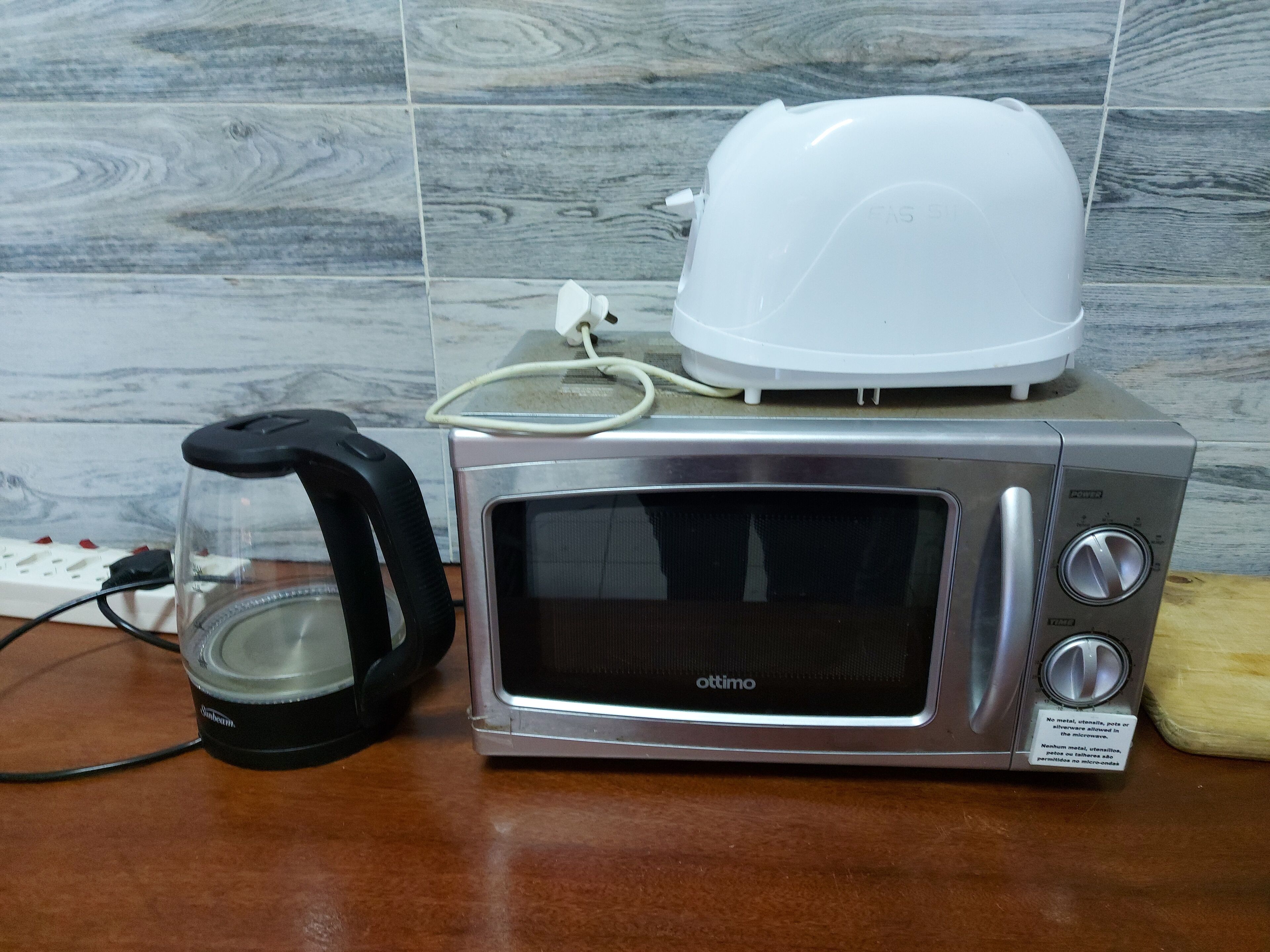 Nhà gỗ tiện nghi đơn giản, quang cảnh hồ bơi | Lò vi sóng