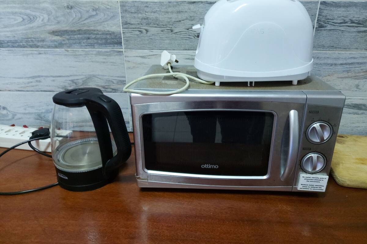 Nhà gỗ tiện nghi đơn giản, quang cảnh hồ bơi | Lò vi sóng