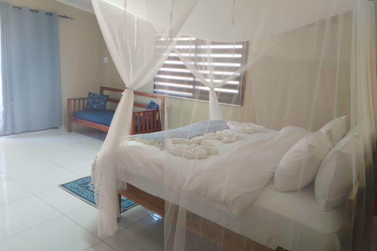 Phòng đôi dành cho gia đình, quang cảnh hồ bơi | Két bảo mật tại phòng, có lối đi dành cho xe lăn