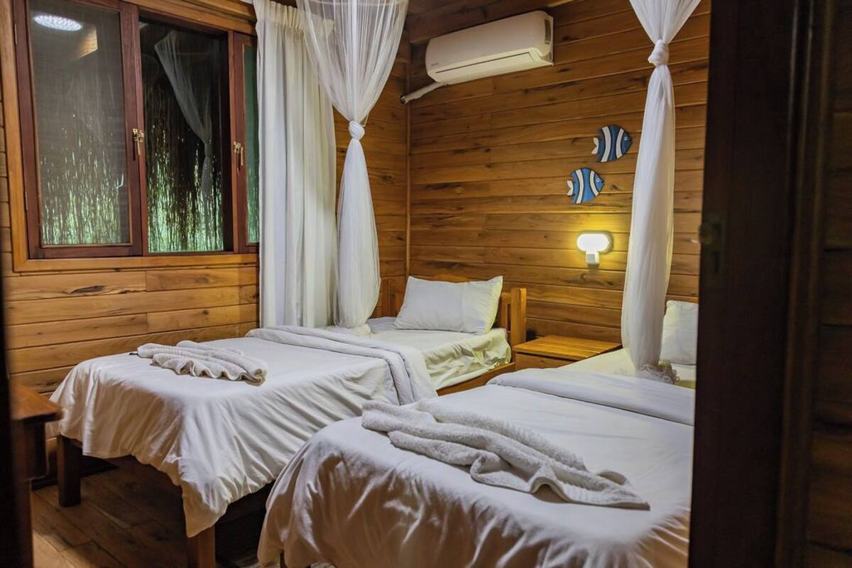 Nhà gỗ tiện nghi đơn giản, sân hiên, quang cảnh vườn | Két bảo mật tại phòng, có lối đi dành cho xe lăn