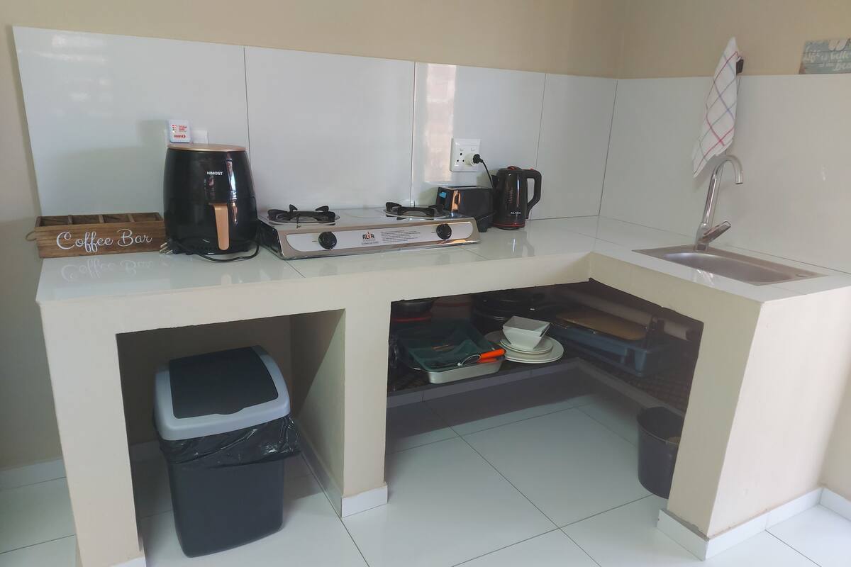 Familie tweepersoonskamer, uitzicht op zwembad | Privékeuken | Een koelkast met diepvriezer, een kinderstoel