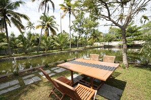Outdoor dining - ELIVAAS Palliath House 3 BHK with Patio (Cherthala)