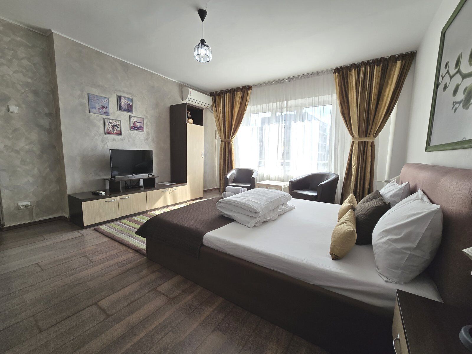 Eenvoudige studio, balkon | Woonruimte | Een 80-cm lcd-televisie met kabelzenders