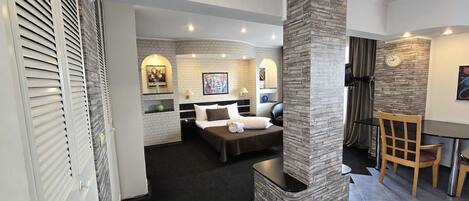 スタンダード スタジオ | リビング エリア | 80 cmの液晶テレビ (ケーブル放送視聴可)