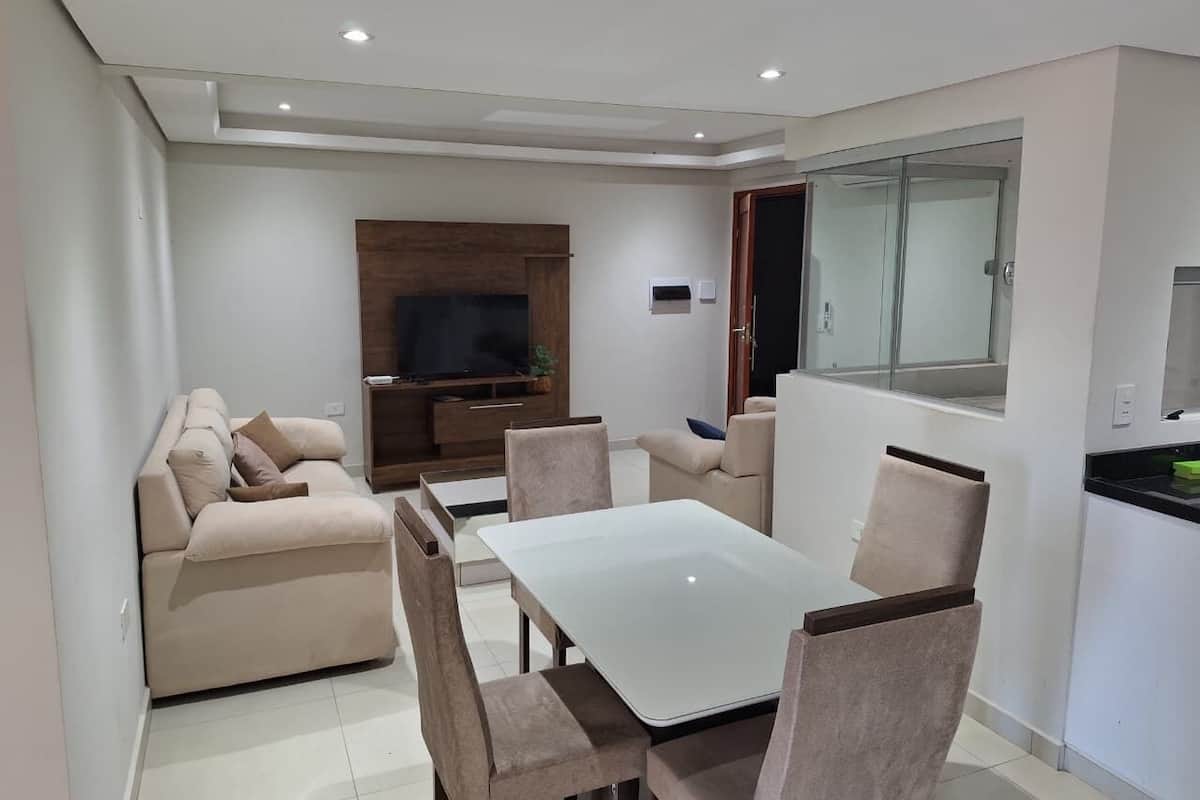 Habitación individual Confort, balcón, vistas a la ciudad | Restauración