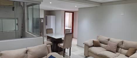 Comfort Single Room, Balcony, City View | Living area