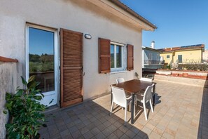 Outdoor dining - N311 – Numana, cozy apartment with terrace and private parking space (Numana)