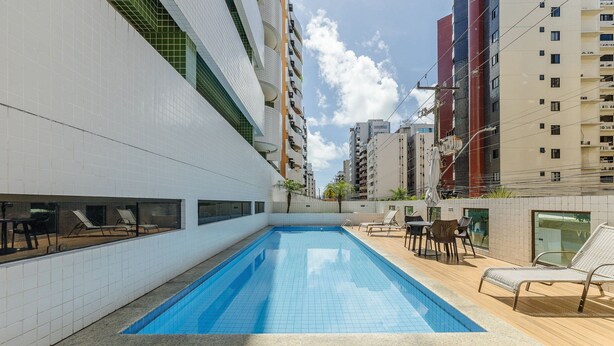 A swimming pool with lounge chairs and a view of surrounding buildings. - Building w/ Pool Just 700m fr/ Ponta Verde Beach - Mbrs (Maceió)