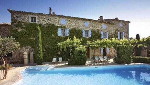 A stone building with a swimming pool, two lounge chairs, and a pergola. - Domaine les Mejeonnes (Valaurie)