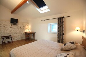 Comfort Double Room | In-room safe, soundproofing, free WiFi, wheelchair access - Domaine les Mejeonnes (Valaurie)