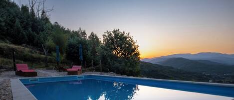 Una piscina al aire libre