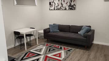 Apartment, 1 Bedroom | Living room | Books