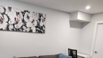 Apartment, 1 Bedroom | Living room | Books