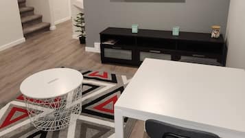 Apartment, 1 Bedroom | Living room | Books