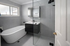 Hair dryer, towels, toilet paper - 4 bedrooms, with a private cinema, swimming pool and 2 parking spaces (Everton Hills)