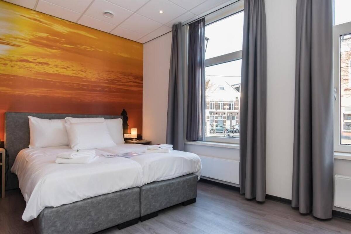 Tomannsrom – comfort | Skrivebord, skrivebord for bærbar PC og wi-fi (inkludert)