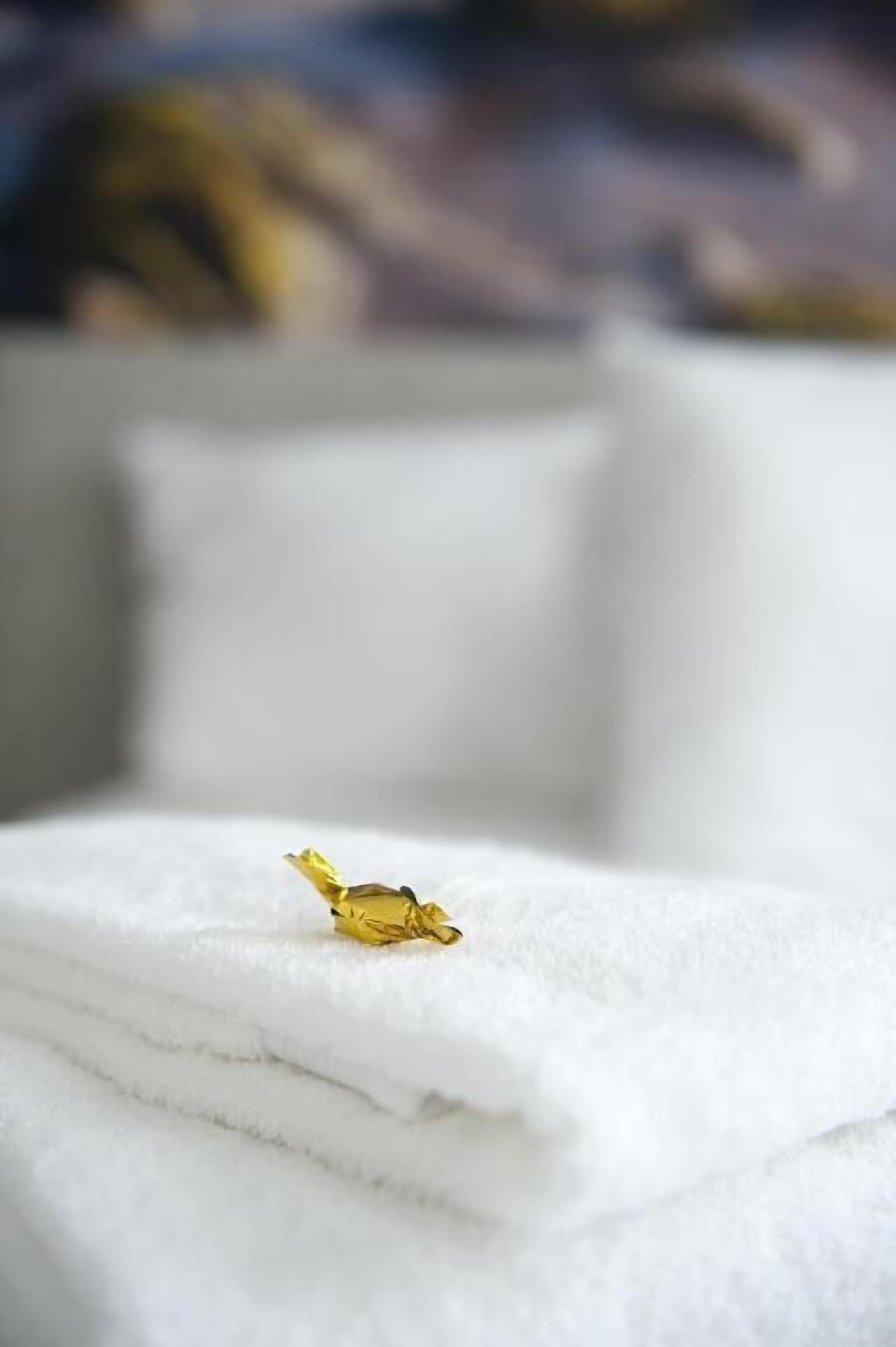Ein goldener Ring auf einem weißen Handtuch.