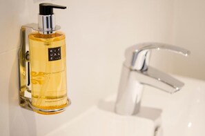 ห้องอีโคโนมีซิงเกิล | ห้องน้ำ | ฝักบัว, ผ้าเช็ดตัว, สบู่, ยาสระผม