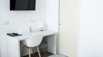 Bureau, espace de travail pour ordinateur portable, Wi-Fi gratuit