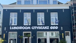 A building with a sign reading "LUNCHROOM CITYBEANZ".