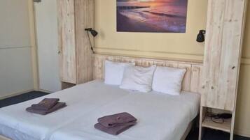 Standard Twin Room | Desk, laptop workspace, free WiFi