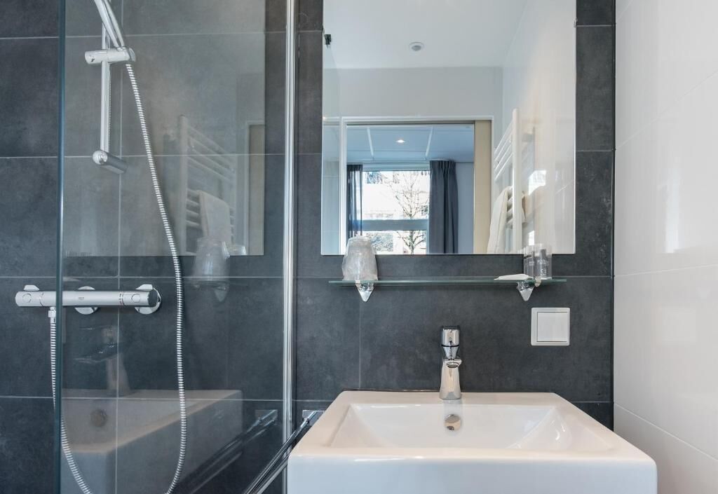 Douche, serviettes fournies, savon, shampoing