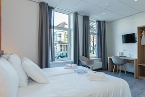 Desk, laptop workspace, free WiFi - City2Beach Hotel (Vlissingen)