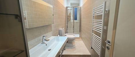 Dusche, Haartrockner, Bidet, Handtücher