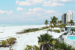 On the beach - 2B/2B NEWLY REMODELED BEACHFRONT CORNER CONDO AT SHAMRON BEACH CLUB 308! POOL! (Fort Myers Beach)