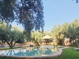2 piscinas techadas, una piscina al aire libre