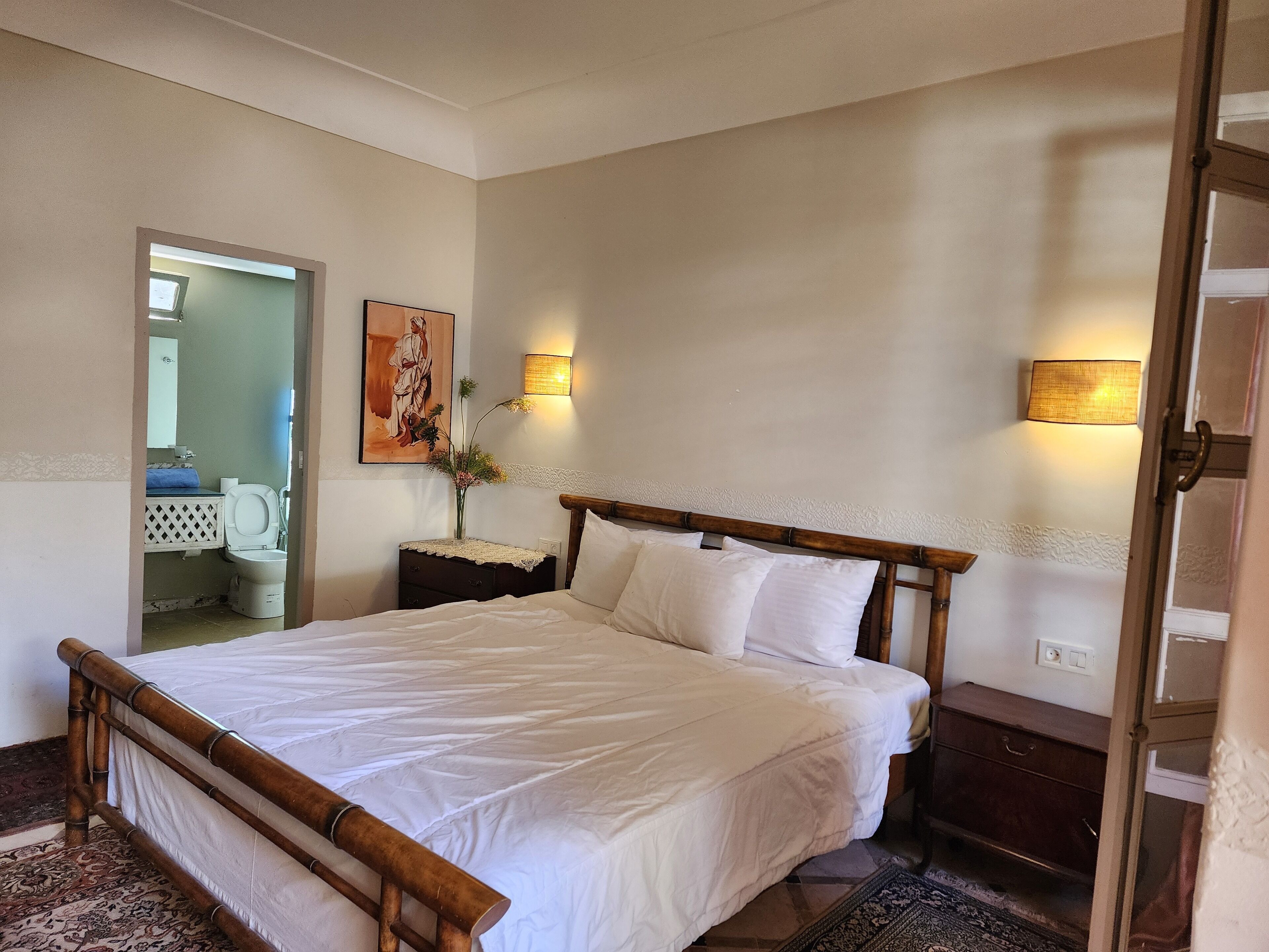 Espacio para trabajar con laptop y cortinas blackout 