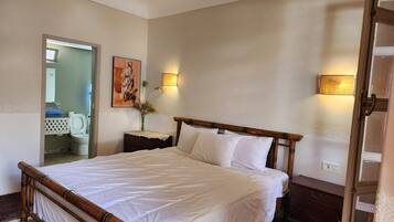 Espacio para trabajar con laptop y cortinas blackout