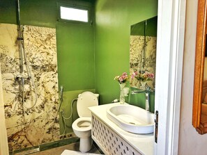 Dusche, kostenlose Toilettenartikel, Haartrockner, Handtücher