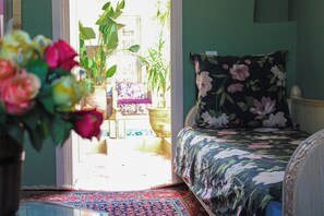 Laptop workspace, blackout drapes, iron/ironing board, free WiFi - SALIX D'AGAFAY (Saada)