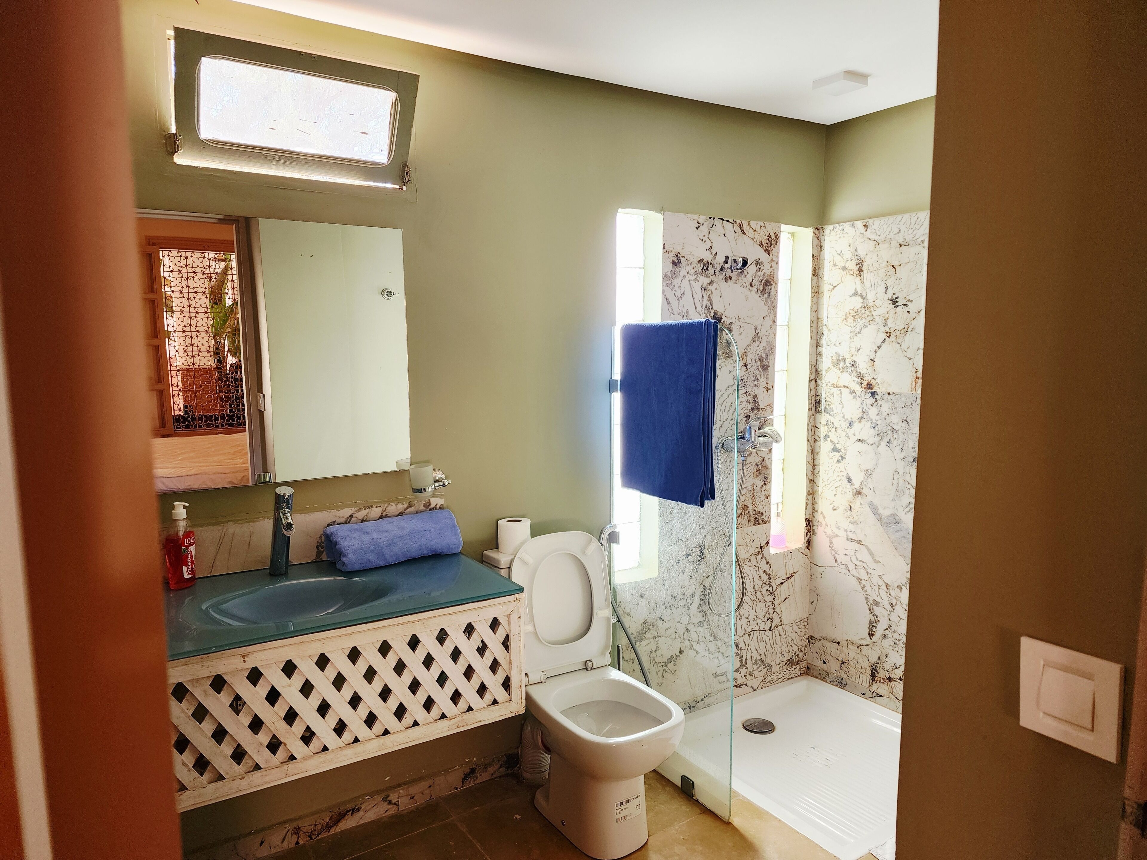Een douche, gratis toiletartikelen, een haardroger, handdoeken