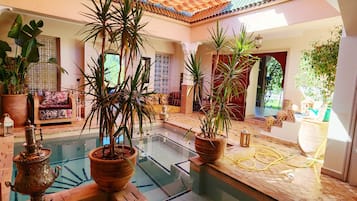 2 piscinas cubiertas, una piscina al aire libre